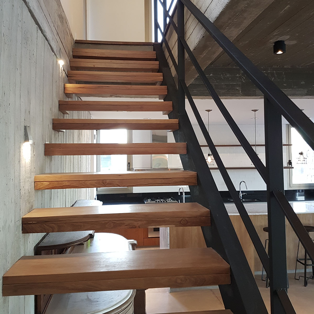 Escalera interior de madera sucupira - VettaGrupo Coruña